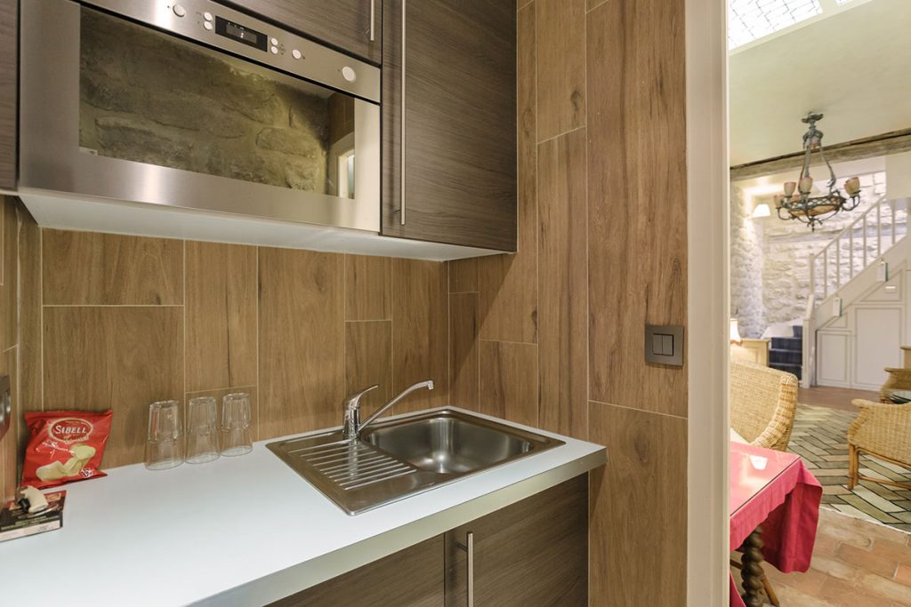 Camere 33 Kitchenette area in the duplex suite of the hotel La Perle in Paris