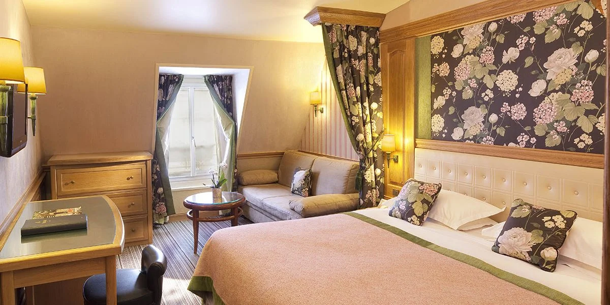 Executive room with black and pink fabric at La Perle Hotel Picture of an Executive room with black and pink fabric at the hotel La Perle in Paris