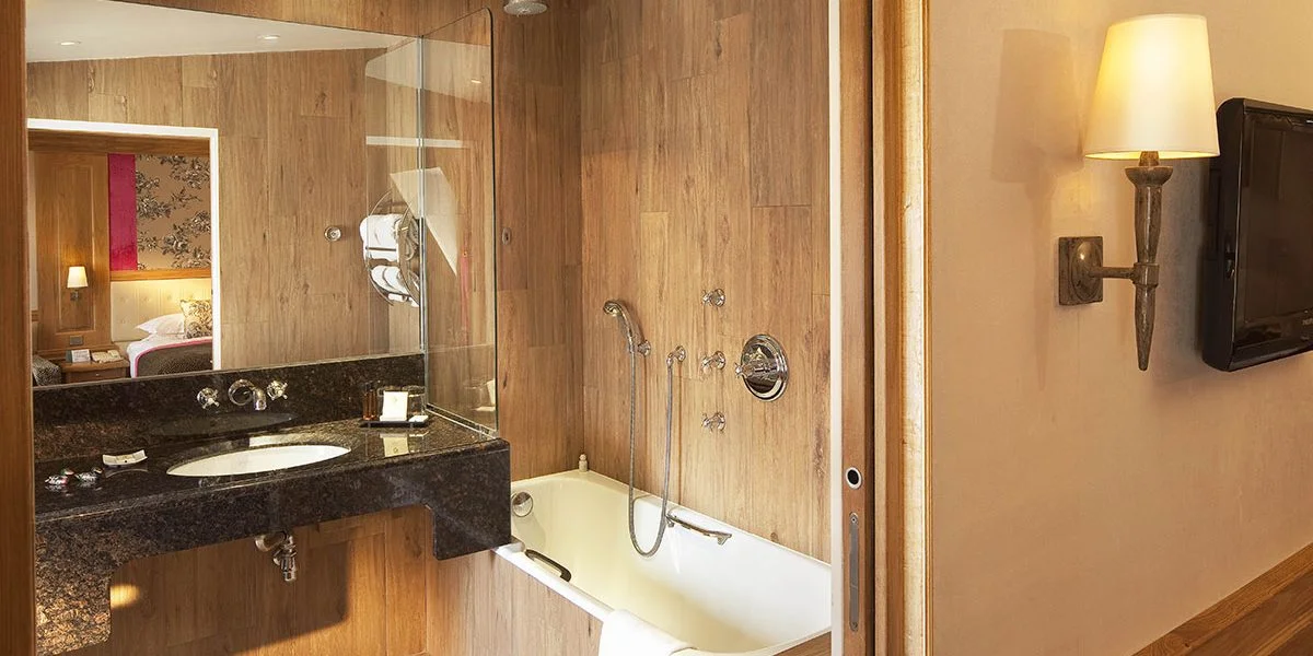 Bathroom of an Executive room at La Perle Hotel Bathroom with bath in an Executive room at the hotel La Perle in Paris.