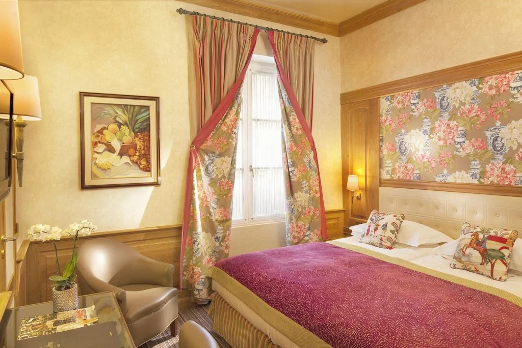 La Perle Hotel 10 Picture of one of the Superior rooms of the hotel La Perle in Paris. Fabric with vases and flowers